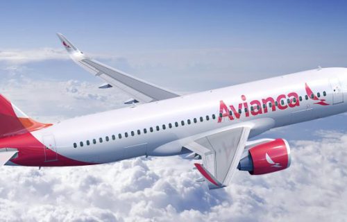 Avión de Avianca volando