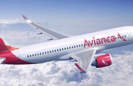 Avión de Avianca volando