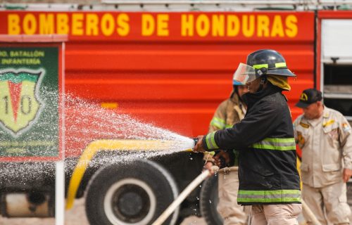 Bomberos de Honduras agua