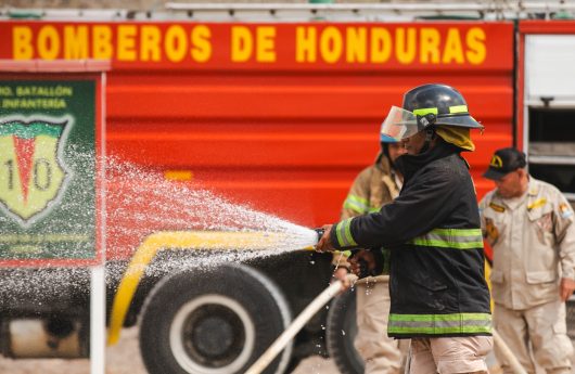 Bomberos de Honduras agua
