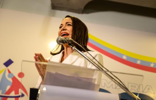 La candidata Maria Corina Machado habla después de recibir el documento, firmado por los Miembros de la Comisión Nacional de Primarias en Caracas (Venezuela). EFE/ Miguel Gutiérrez