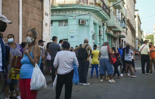 Cubans queue to by food in a store of Havana, on January 6, 2021. In Cuba, which is experiencing its worst economic crisis in nearly 30 years, with a GDP drop of 11% in 2020 and a discreet recovery of 2% last year, the lines to buy food and other basic products are recurrent even before the pandemic, due to the tightening of the U.S. embargo since 2018. 