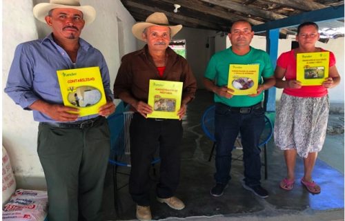 Miembros de la junta directiva de la caja rural Una Luz en el Camino de la comunidad de Llanos de Candelaria, Aguanqueterique, La Paz.