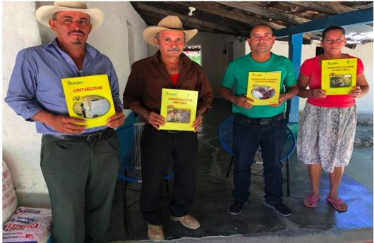 Miembros de la junta directiva de la caja rural Una Luz en el Camino de la comunidad de Llanos de Candelaria, Aguanqueterique, La Paz.