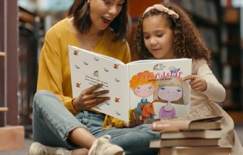 NIÑA LEYENDO LIBRO DE AUTORA LINDA GUTIERREZ