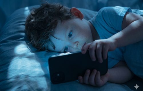 NIÑO VE CELULAR
