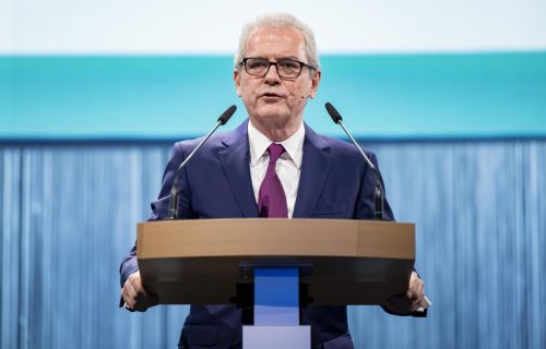 ECUBLENS (Switzerland), 16/04/2026.- Pablo Isla, Chairman of the world's largest food company Nestle, speaks during the Nestle Annual General Meeting at the SwissTech Conference Center, EPFL, in Ecublens near Lausanne, Switzerland, 16 April 2026. (Suiza) EFE/EPA/JEAN-CHRISTOPHE BOTT