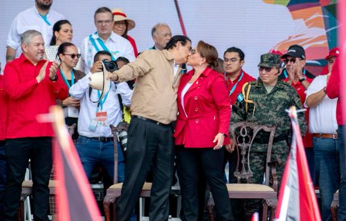 Xiomara y Mel beso