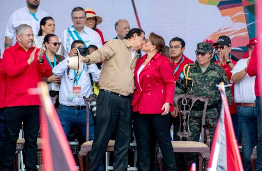 Xiomara y Mel beso