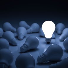 Foco encendido en medio de focos apagados