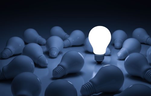 Foco encendido en medio de focos apagados