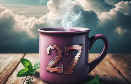 una taza de café humeante color morado con el número 27 grabado, sobre una mesa rústica y atrás un fondo de nubes una taza de café humeante color morado con el número 27 grabado, sobre una mesa rústica y atrás un fondo de nubes